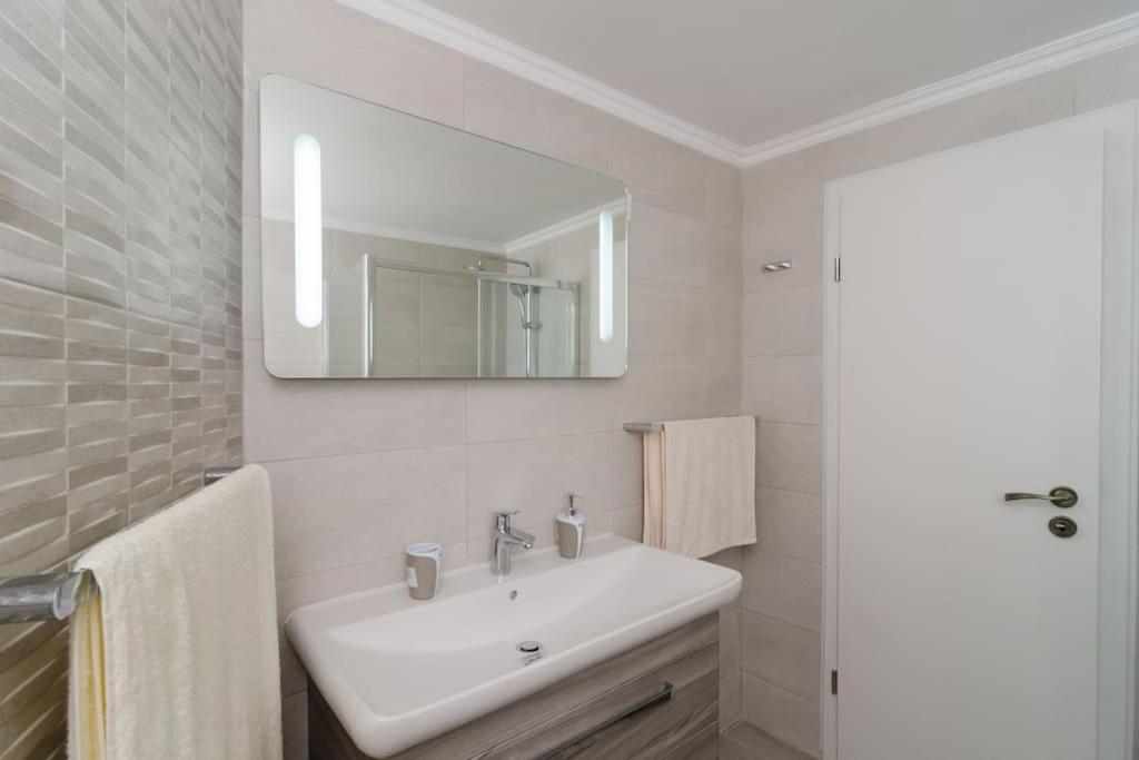 Sea View Apartment 10 Minutes Walk From Old City Dubrovnik Bagian luar foto